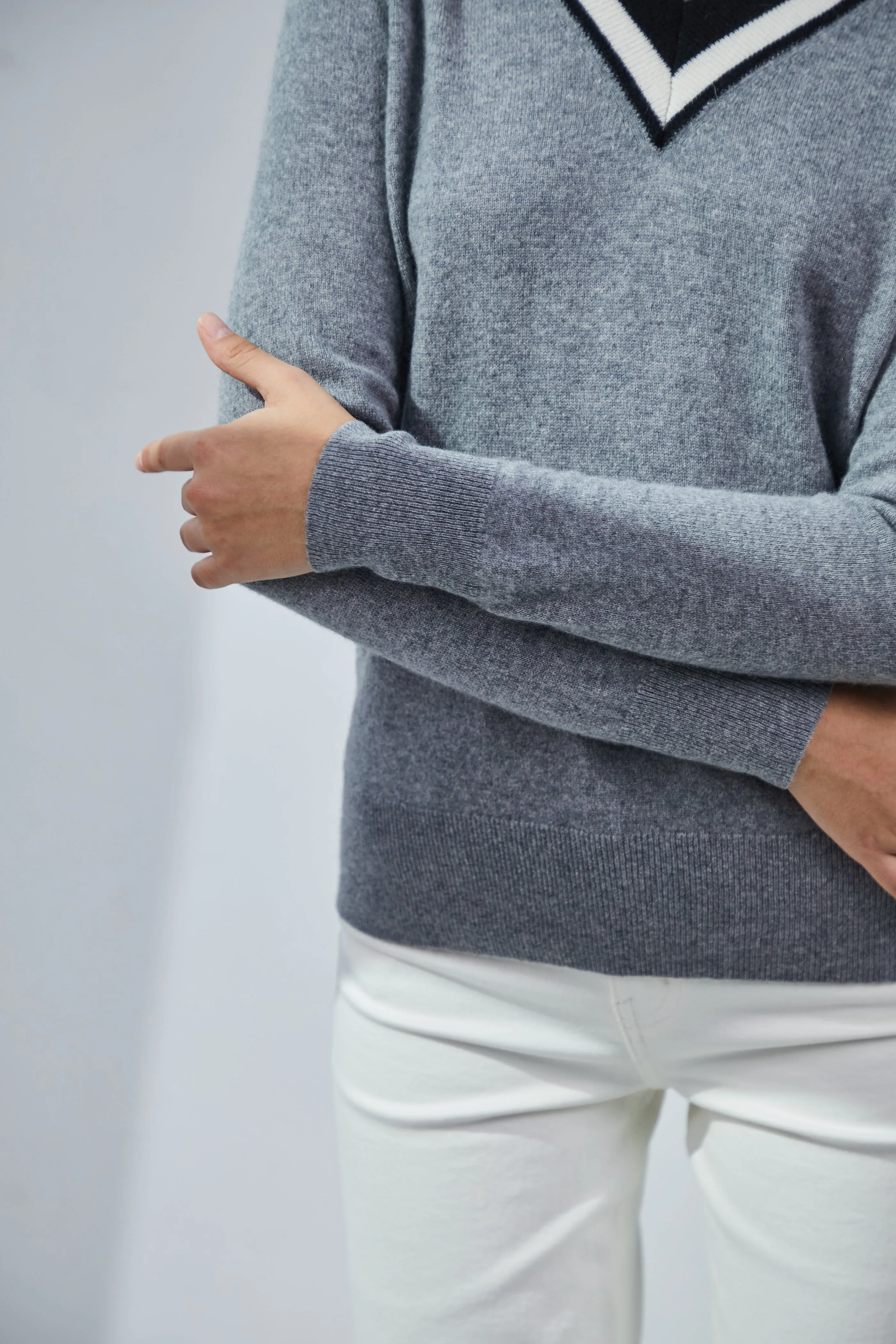 Contrasting V-neck Cashmere Sweater